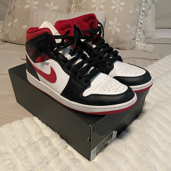 🔥 Nike Air Jordan 1 Mid ‘Gym Red Black White’ – Size 11 in Excellent Condition - Picture 1 of 4